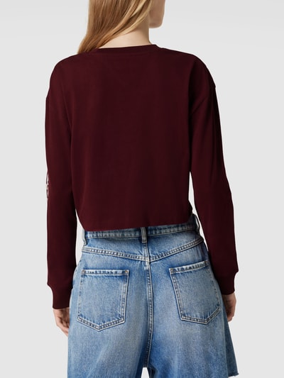 Tommy Jeans Cropped Longsleeve mit Label-Print Bordeaux Rot 5