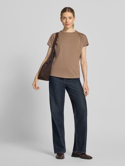 Kobiece model nosi Relaxed Fit T-Shirt ausViskose-Mix od s.Oliver BLACK LABEL, brązowy, proste kształty, gładka tekstura, zdjęcie całej sylwetki z przodu.