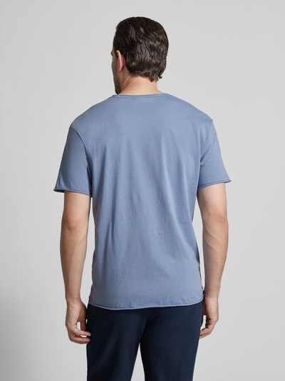 Männermodel trägt T-Shirt mit Rundhalsausschnitt und Label-Detail von Scotch & Soda, Reine Baumwolle, Regular-Fit, Rollsaum, Rückenlänge 67 cm, Ganzkörperansicht Rückansicht.