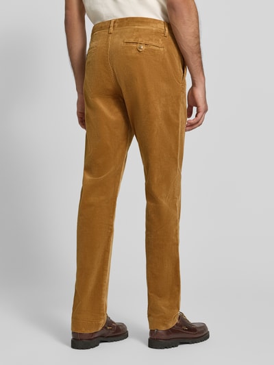 Männermodel trägt Straight Fit Cordhose aus Baumwoll-Mix von Polo Ralph Lauren in Hellbraun, glatte Struktur, Ganzkörperansicht Rückansicht. Herren Cordhose von Polo Ralph Lauren