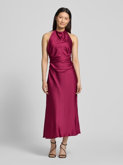 Modelka nosi Knielanges Cocktailkleid aus Satin od Hey Kyla w kolorze malinowym, elastyczna mieszanka materiałów, dopasowany krój, marszczenia, krój bez rękawów; długość tyłu w rozmiarze 36: 97 cm, szerokość w rozmiarze 36: 38 cm. Ganzkörperansicht von vorne.