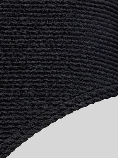 Produktfoto, schwarzer Bikini-Slip mit Strukturmuster von Jake*s Casual, Material-Mix mit Stretch-Anteil, elastischer Bund, körpernahe Passform