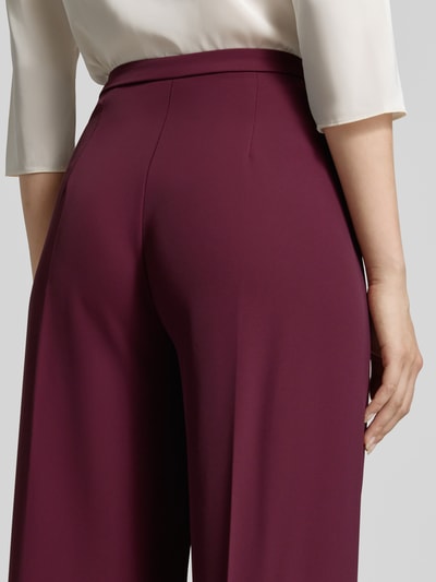 Vrouwenmodel draagt Wide Leg stoffen broek met knoopsluiting van Rinascimento, Materiaalmix met stretch, binnenbeenlengte maat S 85 cm, detailopname rugaanzicht.