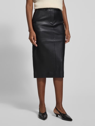 Vrouwenmodel draagt Midirok in leerlook van Calvin Klein Womenswear, los model met steekzakken en onderrok, zwart, totalelichaamsvooraanzicht.