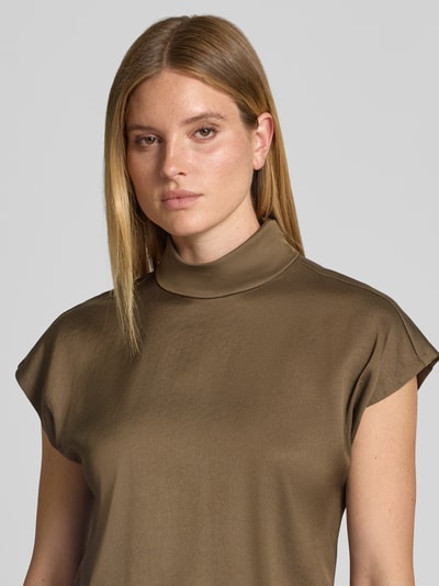 Kobiece modelka nosi bluzkę Regular Fit Bluse aus Satin Model 'ALARIA' od DRYKORN, mieszanka acetatu, stójka, satyna, krótki rękaw, przedłużony tył, długość tyłu w rozmiarze 36: 58 cm, długość rękawa w rozmiarze 36: 8 cm, krótki rękaw, satynowa powierzchnia, jednolity kolor, zbliżenie na górną część ciała