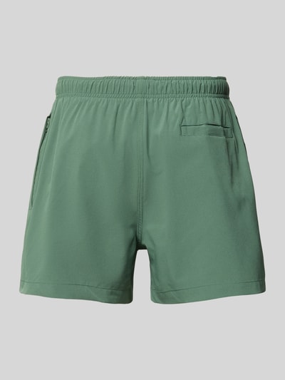 Produktfoto, Badehose mit elastischem Bund und Tunnelzug von MCNEAL, grüner Farbton, glatte Textur, Material-Mix mit Stretch-Anteil, Regular-Fit