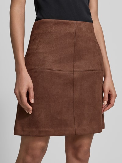 Frauenmodel trägt Slim Fit Mini-Rock mit verdecktem Reißverschluss von s.Oliver RED LABEL, Optik: Unifarben, Materialverarbeitung: Samt, Nahaufnahme Oberkörper.