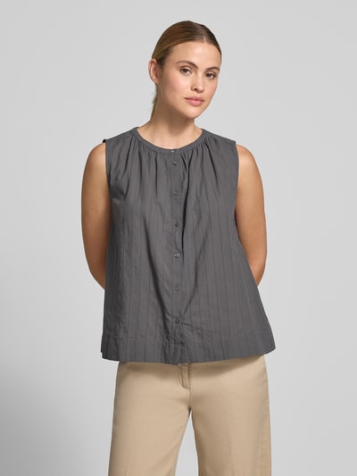 Kobiece model prezentuje Relaxed Fit Bluse aus reiner Baumwolle od Marc O'Polo, efekt: jednolity kolor, krój relaxed fit, okrągły dekolt, listwa guzikowa, bez rękawów, wykończenie materiału: haft angielski, bawełna, Ganzkörperansicht z przodu.