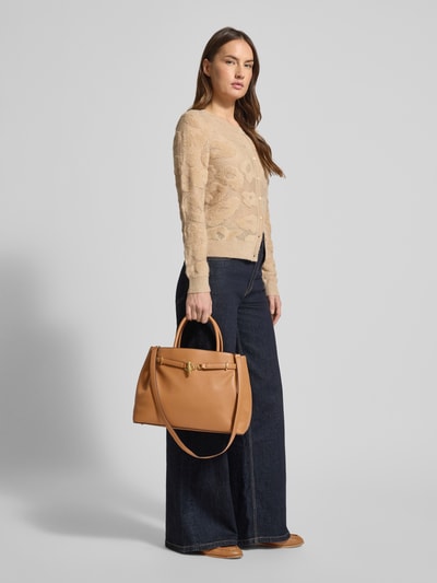Frauenmodel trägt Satchel Bag mit Tragehenkel von Lauren Ralph Lauren aus Rindsleder, Hauptfach mit Reißverschluss, Ganzkörperansicht von vorne.
