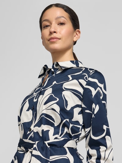 Kobiece modelka nosi Regular Fit Midikleid mit floralem Allover-Print von Betty Barclay w odcieniach granatu i bieli, czysta bawełna, kołnierzyk, półrękaw, taliowany krój, odpinany pasek w talii, zapięcie na guziki, Szerokość w rozmiarze 36: 51 cm, długość tyłu: 100 cm, długość rękawa: 46 cm, zbliżenie na górną część ciała