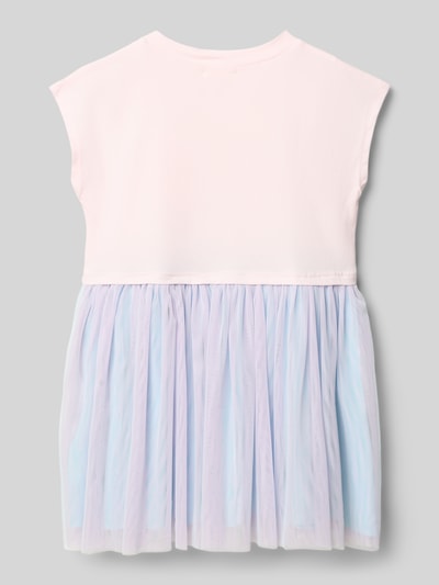 Produktfoto, sukienka dziecięca Knielanges Kleid mit Motiv-Print od BILLIEBLUSH, luźny krój, długość do kolan, okrągły dekolt, krótkie rękawy, nadruk z motywem, detal z logo, długość tyłu w rozmiarze 116: 62 cm, kolor różowy i jasnoniebieski, gładka góra, zwiewny dół z tiulu