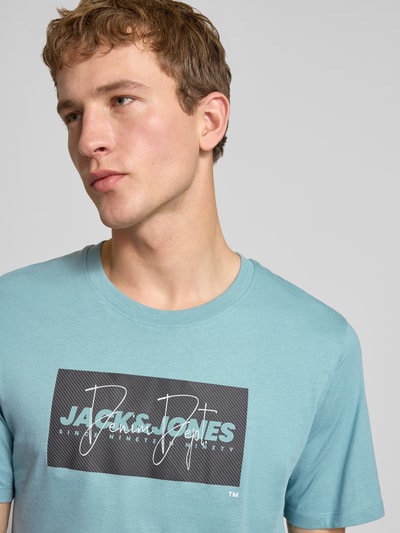 Männermodel trägt Regular Fit T-Shirt aus reiner Baumwolle Modell 'COLE' von Jack & Jones, Label-Print, Nahaufnahme Oberkörper.