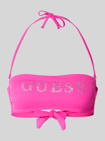 Produktfoto, Slim Fit Bikini-Oberteil in Bandeau-Optik Modell 'Violet' von Guess z elastycznej mieszanki materiałów, styl bandażowy, detal z logo, obszycie z kamieni stras, różowy kolor