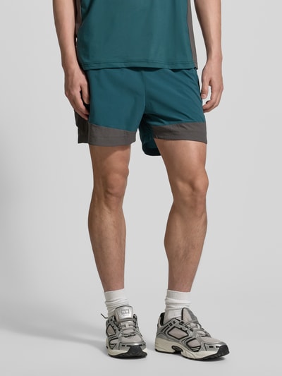 Männermodel trägt Herren Shorts von HALO, Modell 'HALO DIVISION', Regular-Fit, elastischer Bund, Reißverschlusstaschen, zweifarbige Optik, Nahaufnahme Oberschenkel vorn.