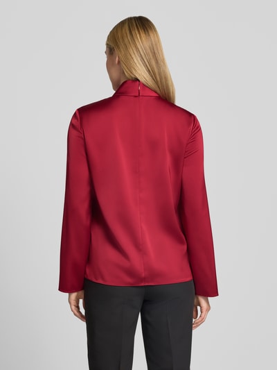 Frauenmodel trägt Regular Fit Bluse aus Satin von Emporio Armani in Rot, glatte Textur, Stehkragen, lange Ärmel, Ganzkörperansicht Rückansicht.