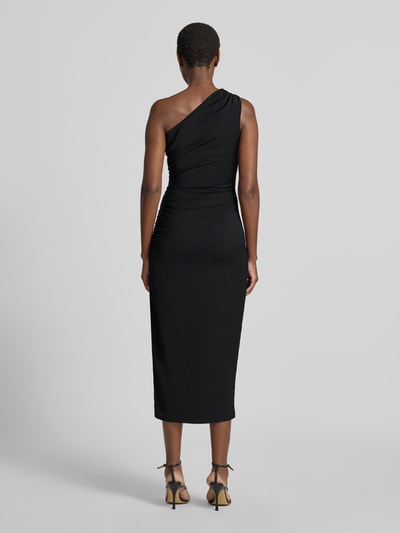 Frauenmodel trägt Eng anliegendes Cocktailkleid mit One-Shoulder von Jake*s Cocktail in Schwarz, glatte Textur, Ganzkörperansicht Rückansicht.