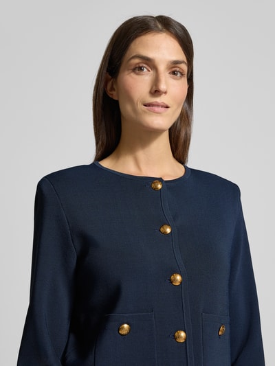 Modelka kobieca nosi granatowy Blazer aus Viskose-Mix Modell 'DATHAN' od Lauren Ralph Lauren z okrągłym dekoltem i złotymi guzikami, regularny krój, tekstura gładka, z przodu naszyte kieszenie, ujęcie: z przodu, zbliżenie na górną część ciała.