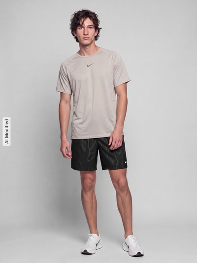 Nike Training Regular Fit T-Shirt mit Aero-FIT-Technologie Modell 'STRIDE' Mittelgrau 1