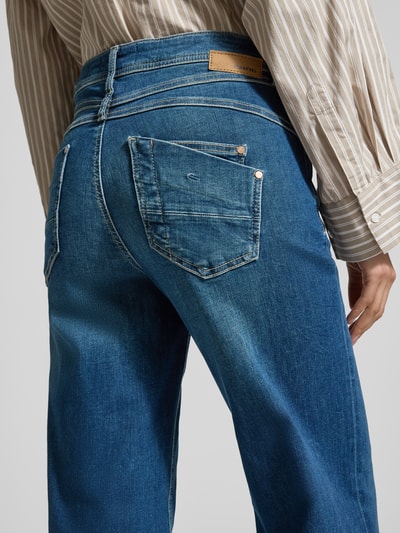 Vrouwenmodel draagt Wide Fit Jeans met Labeldetail model 'AMELIE' van GANG, katoenmengsel met stretch, used-look, detailopname rug.
