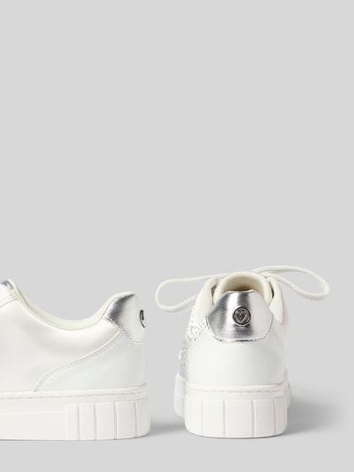 Produktfoto, Sneaker mit Strassstein-Besatz von MARCO TOZZI in Weiß mit silbernem Label-Detail, abgerundete Spitze, Schnürung, Absatzhöhe 3 cm, Schafthöhe 7 cm, Schaftweite 10 cm