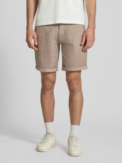 Männermodel trägt Bermudas mit Gürtel und Eingrifftaschen Modell 'NEBRASKA' von Redefined Rebel, Beige, Baumwoll-Mix mit Stretch-Anteil, Straight Fit, Ganzkörperansicht von vorne. Bundweite bei Größe L: 46 cm, Innenbeinlänge bei Größe L: 21 cm, Knopf- und Reißverschluss, französische Eingrifftaschen, Gesäßleistentaschen.