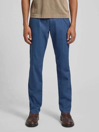 Männermodel trägt Hose im 5-Pocket-Design Modell 'CORDOBA' von bugatti in Blau, Straight Fit, Baumwoll-Mix, Ganzkörperansicht von vorne.