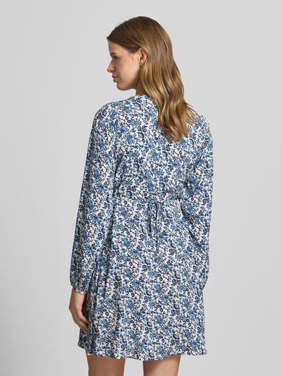 Frauenmodel trägt tailliertes Freizeitkleid aus reiner Viskose Modell 'EVIDA' von Only, Optik: Allover-Muster, Mini-Länge, Ballonärmel, Rückansicht Ganzkörperansicht.
