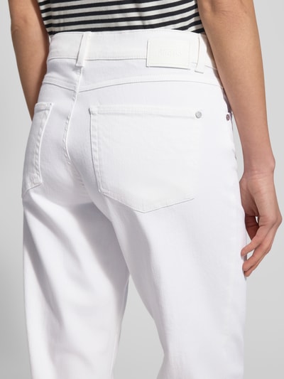 Frauenmodel trägt Jeans mit Eingrifftaschen Modell 'Evy' von Angels, weißer Baumwoll-Mix mit Stretch-Anteil, Regular Fit, Detailaufnahme Rückansicht.