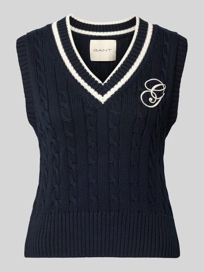 Produktfoto, Bezrękawnik z dekoltem w serek i wyhaftowanym logo Pullunder mit V-Ausschnitt und Label-Stitching von Gant, bawełna, krój slim fit, ścieg warkoczowy, długość tyłu w rozmiarze S: 50 cm