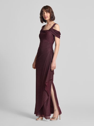 Frauenmodel trägt Empire Abendkleid aus Chiffon von Vera Mont in Dunkelrot mit Glitzereffekt, Schlitz und Drapierung, Ganzkörperansicht von vorne. Damen Abendkleid von Vera Mont.