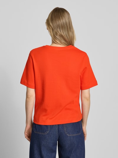 Frauenmodel trägt Damen T-Shirt aus Reine Baumwolle, Gerader-Schnitt, Modell 'SVEHA' mit Logo-Stitching von Oui, Rückenlänge 55 cm, Ganzkörperansicht Rückansicht.