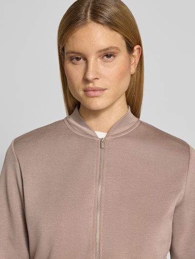 Frauenmodel trägt Regular Fit Sweatjacke mit Modal-Anteil von Marc O'Polo, Optik: Unifarben, Materialverarbeitung: Sweat, Nahaufnahme Oberkörper