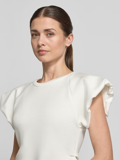 Modelka kobieca nosi Blusenshirt aus Viskose-Mix mit Puffärmeln od Rinascimento, biały, krój slim fit, okrągły dekolt, krótki rękaw, tekstura gładka, długość tyłu w rozmiarze S: 57 cm, zbliżenie górnej części ciała z przodu.