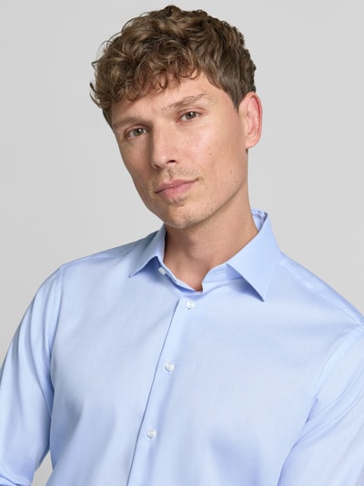 Männermodel draagt Regular Fit Business-Hemd mit Kentkragen van Christian Berg Men van puur katoen, lichtblauw, knoopsluiting, met lange mouwen, nahaufnahme bovenlichaam. Ruglengte maat 39/40: 78 cm, schouderbreedte: 45 cm, mouwlengte: 65 cm.