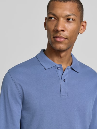 Männermodel trägt Regular Fit Poloshirt aus reiner Baumwolle von Christian Berg Men in Hellblau, langärmelig, Nahaufnahme Oberkörper.