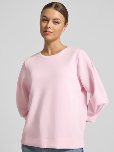 Frauenmodel trägt Comfort Fit Sweatshirt aus Modal-Mix von s.Oliver RED LABEL in Hellrosa, unifarben, Rundhals, 3/4-Arm, Nahaufnahme Oberkörper.