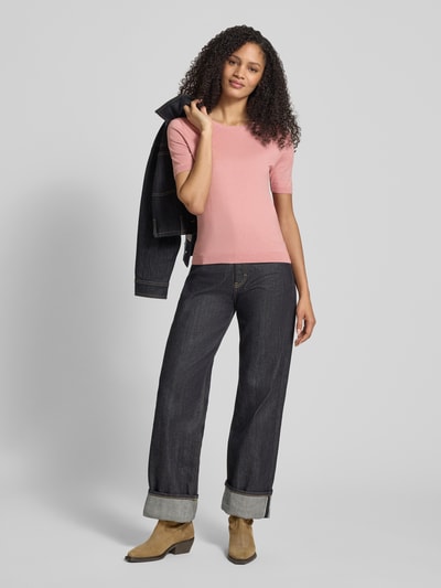 Frauenmodel trägt Slim Fit Strickpullover aus Seide-Baumwoll-Mix Modell 'GABARRA' von Weekend Max Mara in Rosa, unifarben, Rundhalsausschnitt, gerippte Abschlüsse, Stricktextur; Ganzkörperansicht von vorne.