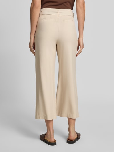 Frauenmodel trägt Culotte aus Viskose mit Gürtel von Christian Berg Woman, Wide-Leg-Fit, Biesen, Eingrifftaschen, Ganzkörperansicht Rückansicht.