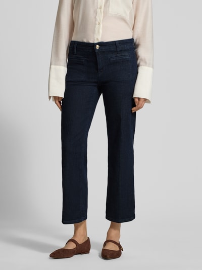 Vrouwenmodel draagt Jeans in verkorte pasvorm Modell 'TESS' van Cambio in donkerblauw, rechte snit, detailopname voorkant.