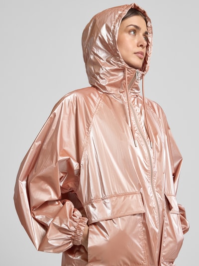 Vrouwenmodel draagt Jacke im Metallic-Look met klepzakken van Jake*s Casual, regular fit, capuchon met tunnelkoord, metallic, ritssluiting, Nahaufnahme bovenlichaam. Ruglengte maat 36: 28 cm, schouderbreedte: 18 cm, borstwijdte: 24 cm, mouwlengte: 24 cm.