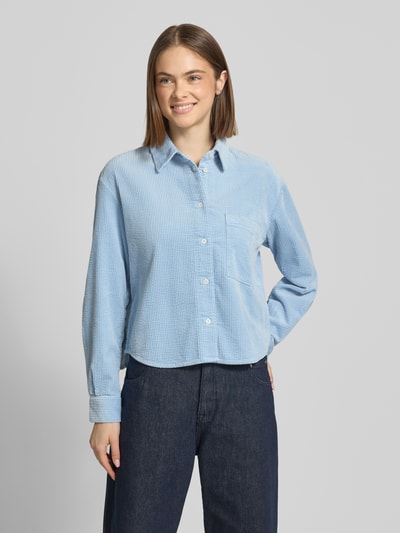 Vrouwenmodel draagt Relaxed Fit Hemdbluse aus reiner Baumwolle van Marc O'Polo Denim in effen lichtblauw corduroy met borstzak, lange mouw, afgeronde rompzoom; vooraanzicht, bovenlichaam close-up.