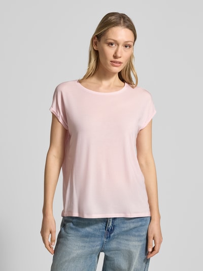 Frauenmodel trägt Relaxed Fit T-Shirt aus Lyocell-Mix Modell 'AVA' von Vero Moda in Melange-Optik, U-Boot-Ausschnitt, Ganzkörperansicht von vorne.