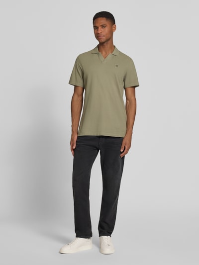 Männermodel trägt Regular Fit Poloshirt aus reiner Baumwolle von s.Oliver RED LABEL, Optik: Unifarben, Ganzkörperansicht von vorne