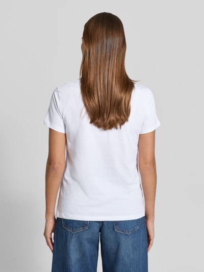 Vrouwenmodel draagt T-shirt met ronde hals en logo van Armani Exchange, puur katoen, regular fit, ruglengte maat S 62 cm, volledig wit, gladde textuur, rugaanzicht.