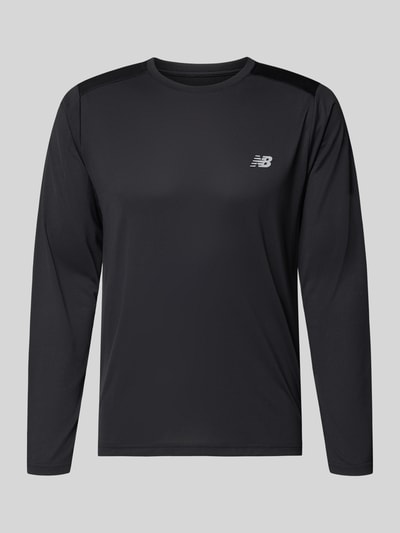 Produktfoto, Funktionsshirt mit Rundhalsausschnitt und Logo von New Balance, Herren Regular-Fit Longsleeve in Schwarz, Rückenlänge 72 cm bei Größe M