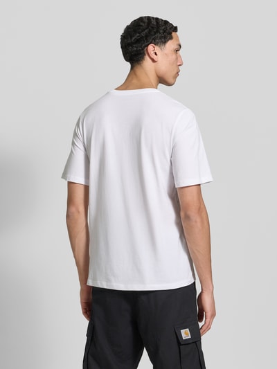 Männermodel trägt weißes T-Shirt mit Label-Print im 3er-Pack Modell 'ETHAN' von Jack & Jones, reine Baumwolle, Ganzkörperansicht Rückansicht