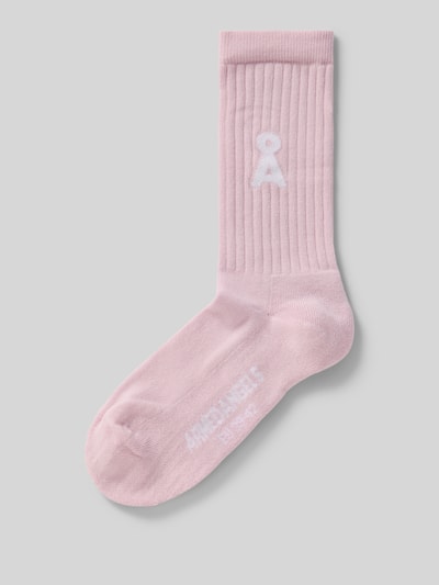 Productfoto, Socken aus Baumwoll-Mix Modell 'SAAMUS BOLD' van Armedangels in effen lichtroze met label-schrift en logo, geribde boord, stretchmateriaal.