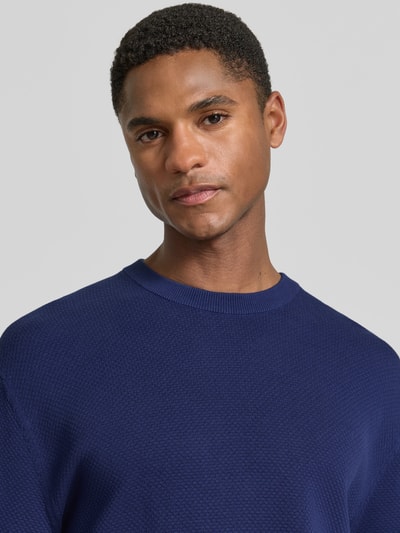 Męski model nosi Relaxed Fit T-Shirt aus reiner Baumwolle Modell 'TORINO' od SELECTED HOME, strukturalny splot, kolor granatowy, zbliżenie na górną część ciała.