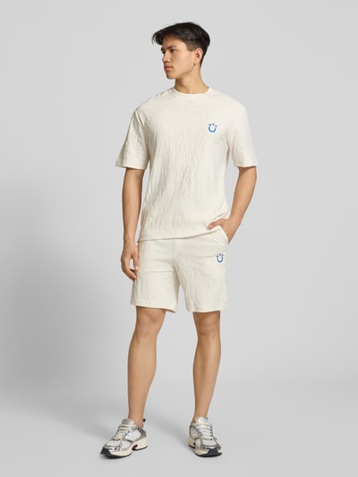 Männermodel trägt Regular Fit T-Shirt aus Frottee von Hugo Blue, unifarben, reine Baumwolle, Rundhals, Ganzkörperansicht von vorne.
