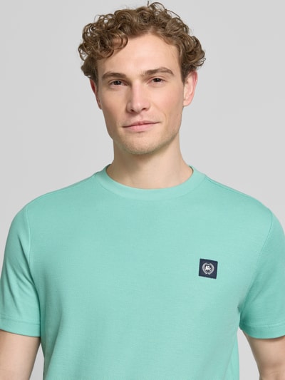 Männermodel trägt T-shirt met labelpatch en ronde hals T-shirt met labelpatch en ronde hals van Lerros, puur katoen, recht model, ruglengte maat M 69 cm, nahaufnahme bovenlichaam